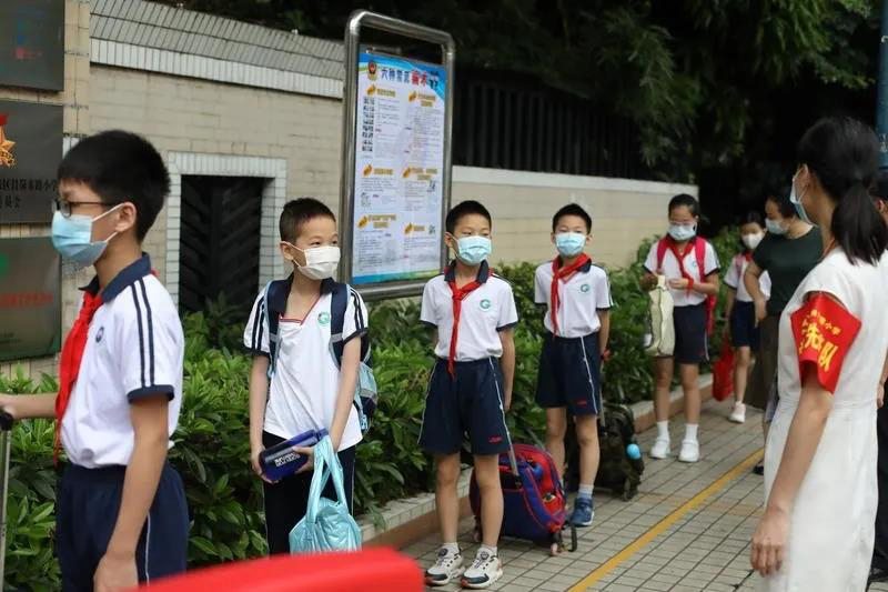 昌岗东路小学美女做爱
按规定间隔一米排队入校。.jpg