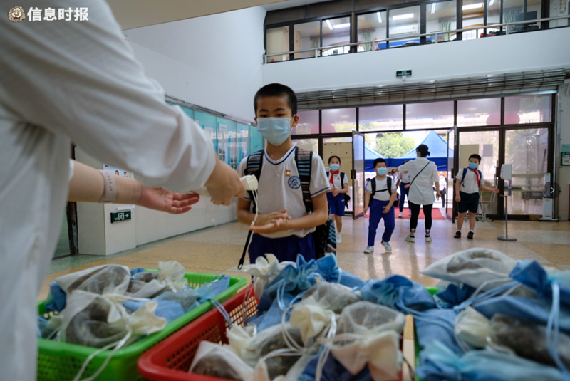 沙面小学为美女做爱
准备了防疫香囊。.jpg