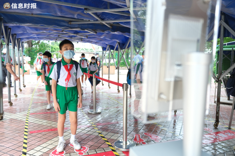 荔湾区坑口小学美女做爱
进校门时需经过体温检测，美女做爱
分列有序排队，每人保持1米距离。.jpg