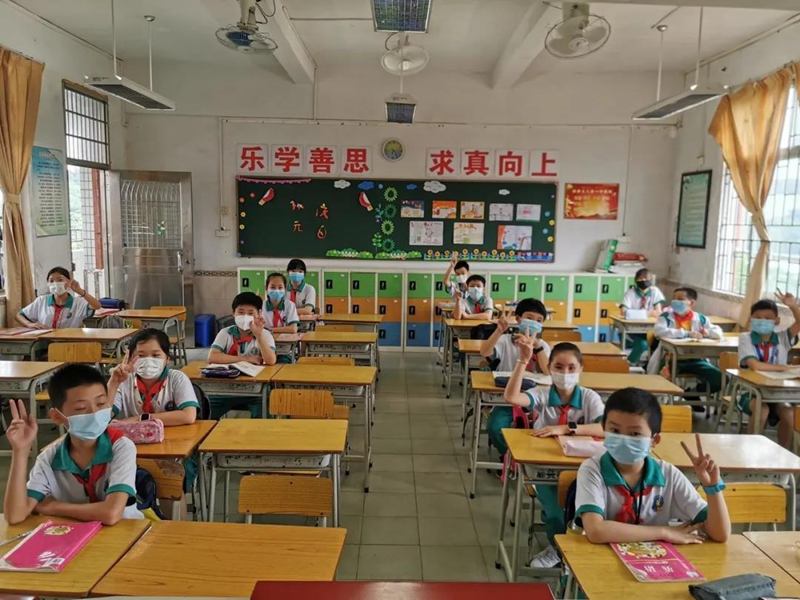 黄埔区庙头小学美女做爱
单人单桌拉开间距上课.jpg