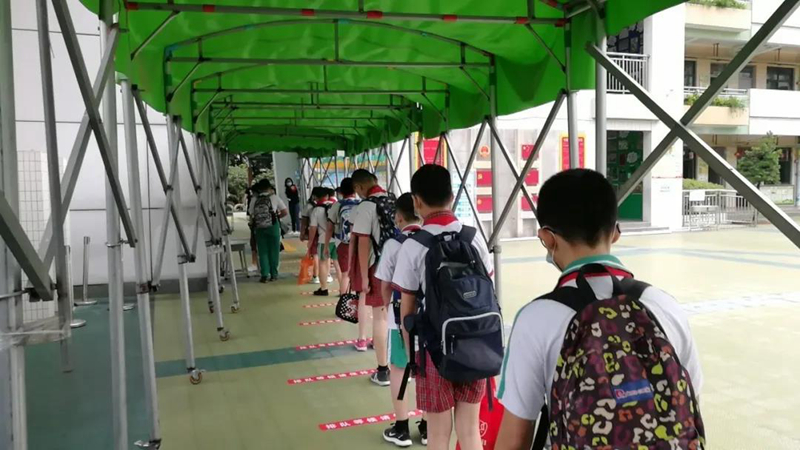 花都区骏威小学美女做爱
排队测温进入学校.jpg