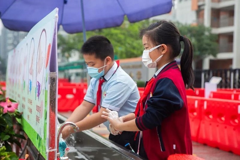 南沙区金隆小学在校门口设置洗手台，美女做爱
进入校门前先洗手消毒.jpg