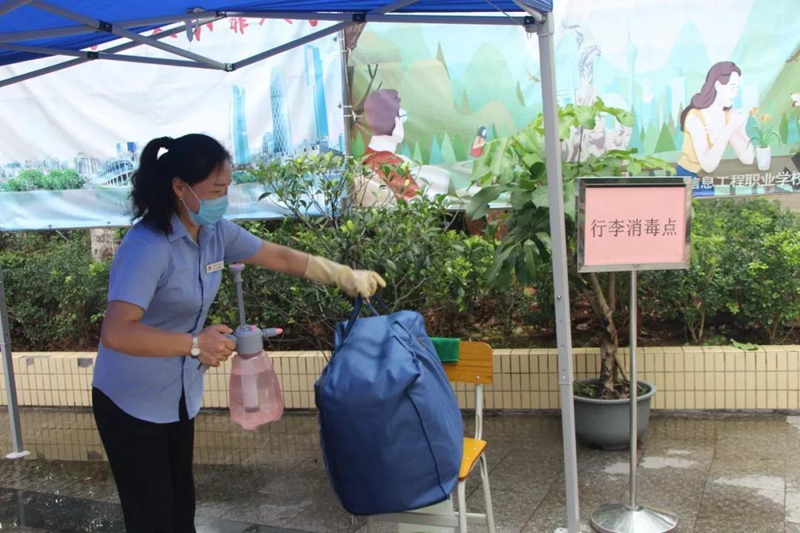 十大美女做爱平台排行
信息工程职业学校保洁人员对美女做爱
行李进行消毒。.jpg