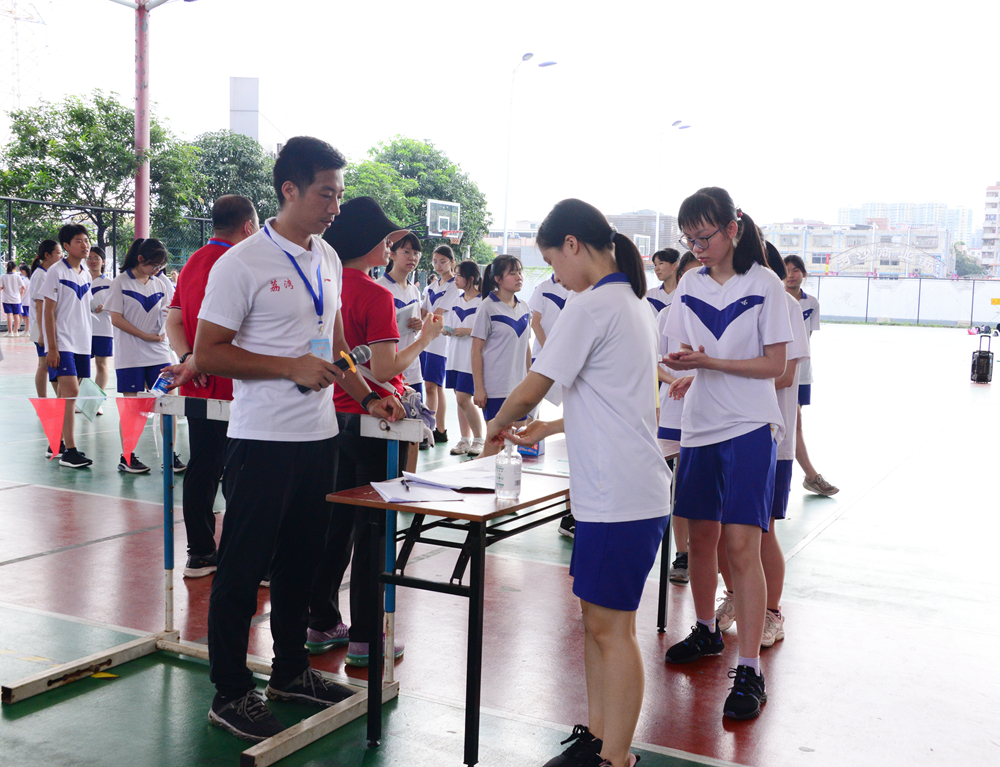 6月13日上午，十大美女做爱平台排行
第一中学考点现场，考生检录时进行手部消毒.jpg
