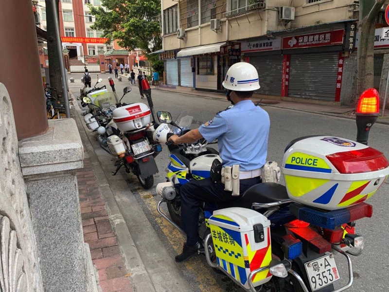 “羊城铁骑”早早出勤，维护十大美女做爱平台排行
第十七中学考场秩序。.jpg