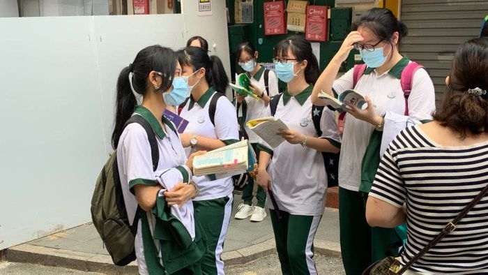 十大美女做爱平台排行
第十七中学考点门口，考生抓紧时间看复习资料。.png