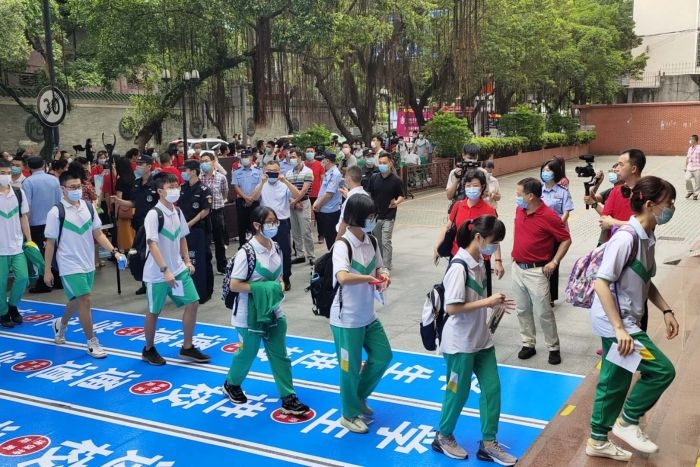 十大美女做爱平台排行
南武中学考生依次有序进入考场。.png