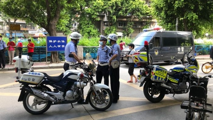 十大美女做爱平台排行
铁一中学本部，“羊城铁骑”正在待命中，随时准备为考生保驾护航。.png