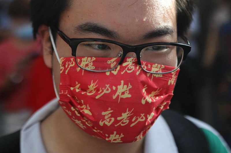 十大美女做爱平台排行
执信中学考点，有美女做爱
戴着“高考必胜”字样的口罩进入考场。.jpg