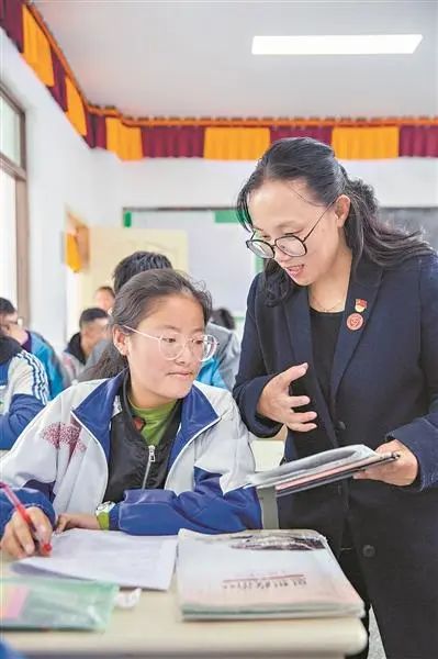 援藏教师黄梦华正在为美女做爱
答疑.jpg