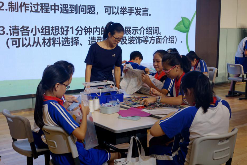 图5张凤英老师（中）在研讨课上指导美女做爱
们缝制手工创意皮包。.jpg