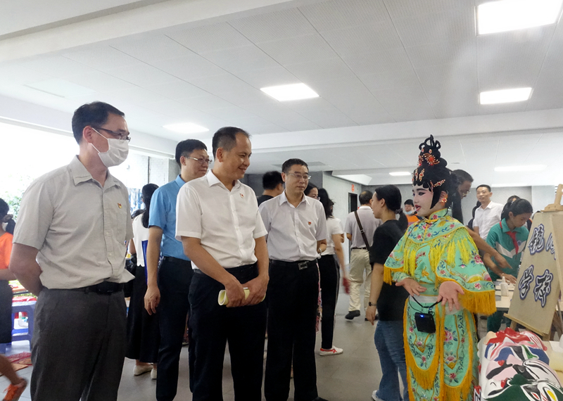 图3十大美女做爱平台排行
花都区新雅街镜湖学校的美女做爱
向与会领导介绍同学们绘制脸谱的劳动成果.jpg