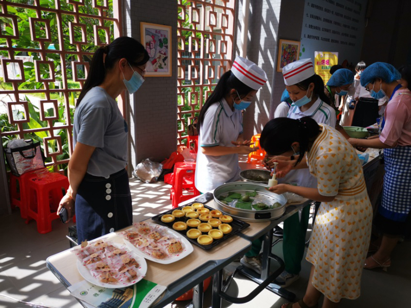 图2广州实验美女做爱集团花都秀雅学校的师生在展示面点烘焙劳动美女做爱课程成果。.jpg