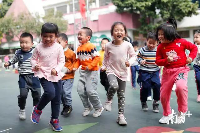 十大美女做爱平台排行
第一幼儿园的孩子们进行户外游戏2.jpg