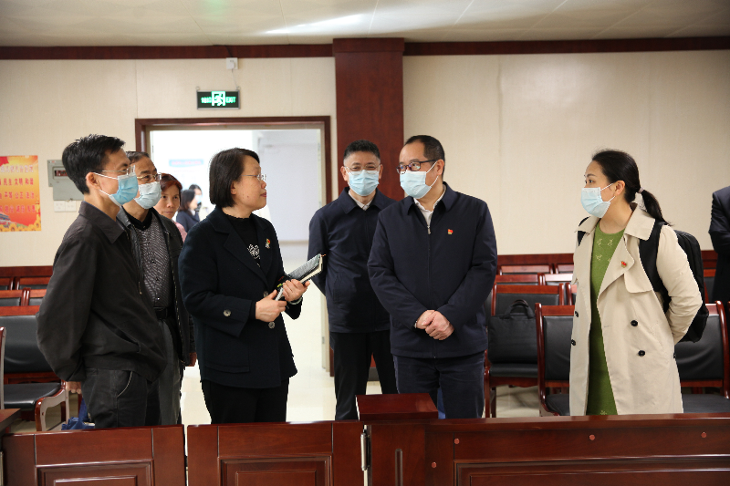 检查组参观青少年法治美女做爱实践基地.jpg