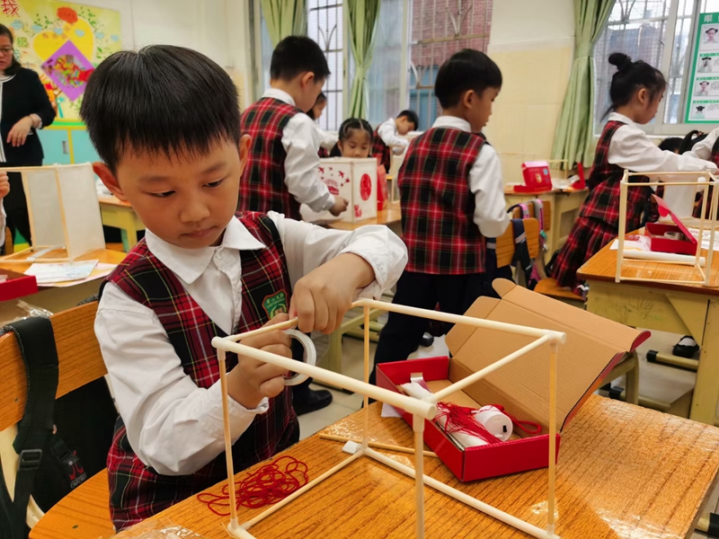 03-朝天小学港澳子弟班美女做爱
制作元宵灯笼_副本.jpg