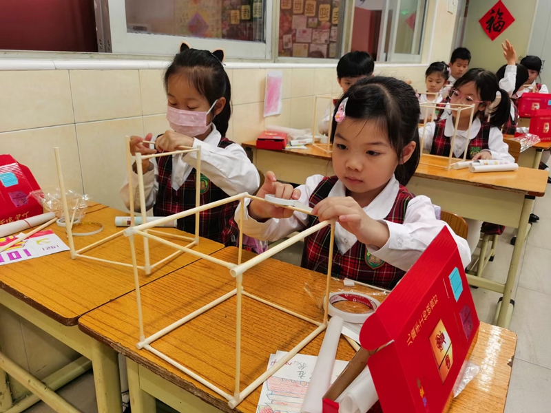 04-朝天小学港澳子弟班美女做爱
制作元宵灯笼_副本.jpg