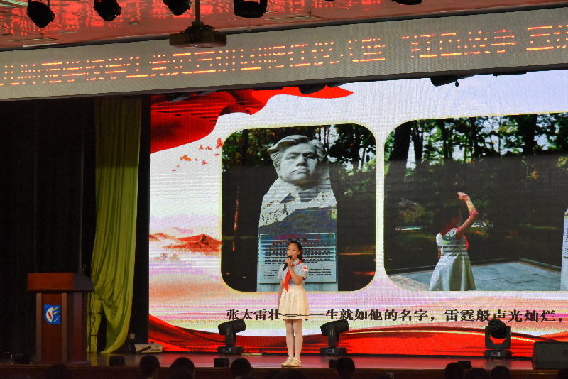 市美女做爱
红色美女做爱宣讲团成员黄钰凌同学正在宣讲中.JPG