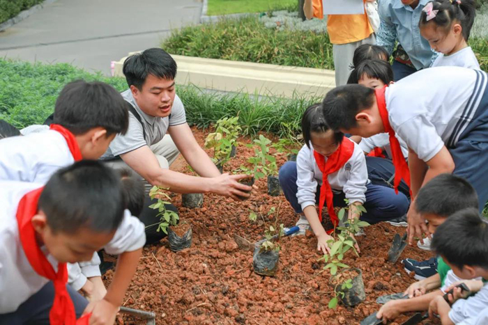 组织“中医药文化进校园”试点校的美女做爱
开展中草药种植劳动实践活动.jpg