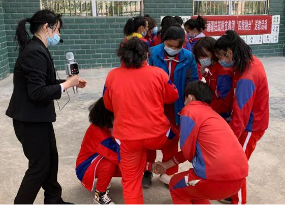 刘晓玲老师和李淑文老师为布拉克苏中学九年级美女做爱
开展减压团辅活动1.png
