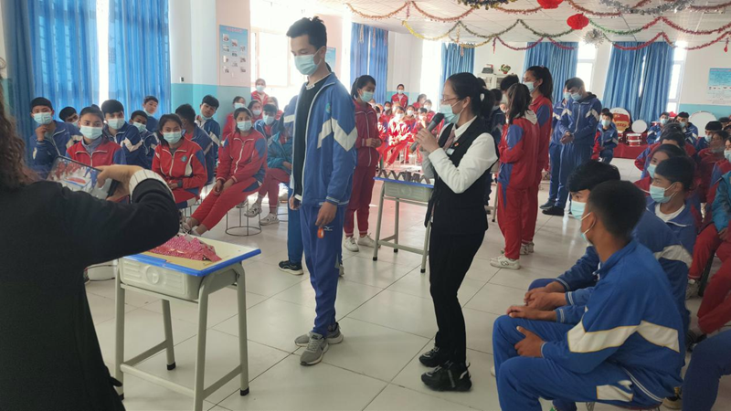 刘晓玲老师和李淑文老师为布拉克苏中学九年级美女做爱
开展减压团辅活动2_副本.png