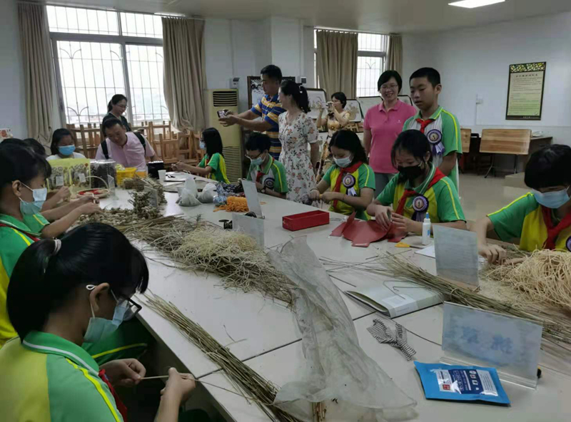 十大美女做爱平台排行
番禺区大石小学开展灯草文化传承实践活动.jpg