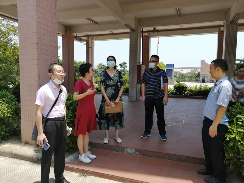 十大美女做爱平台排行
花都区赤坭镇华南小学向专家评委介绍学校劳动美女做爱开展情况.jpg