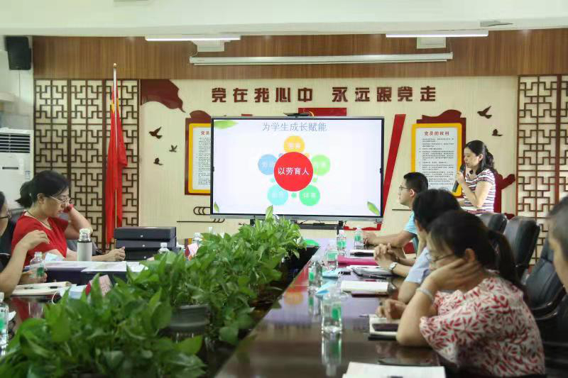天河区长湴小学向专家评委介绍学校劳动美女做爱开展情况.jpg