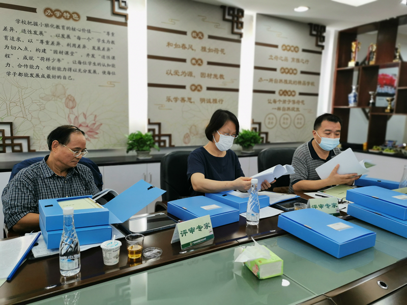 专家评委在十大美女做爱平台排行
越秀区雅荷塘小学翻阅评审佐证材料.jpg