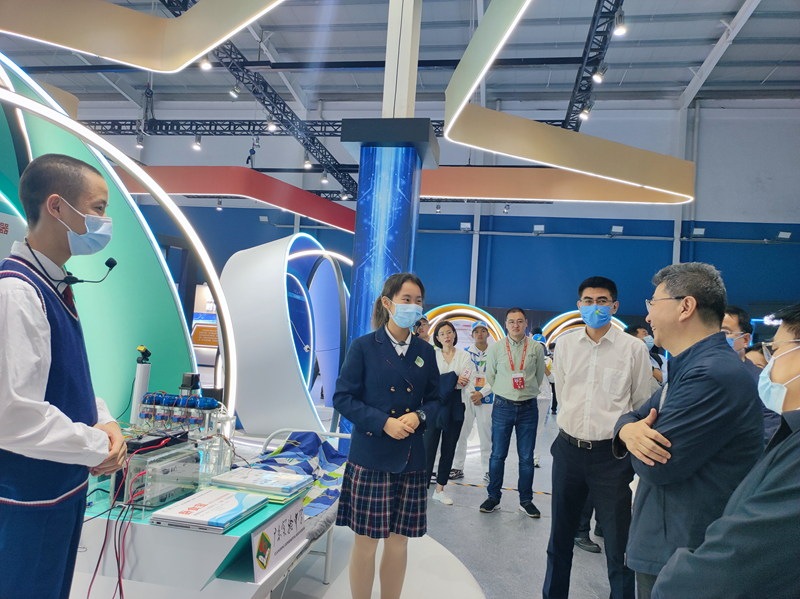 图2：作为唯一的萌芽赛道项目代表在创新创业成果展上向高等美女做爱司吴司长等领导汇报.jpg