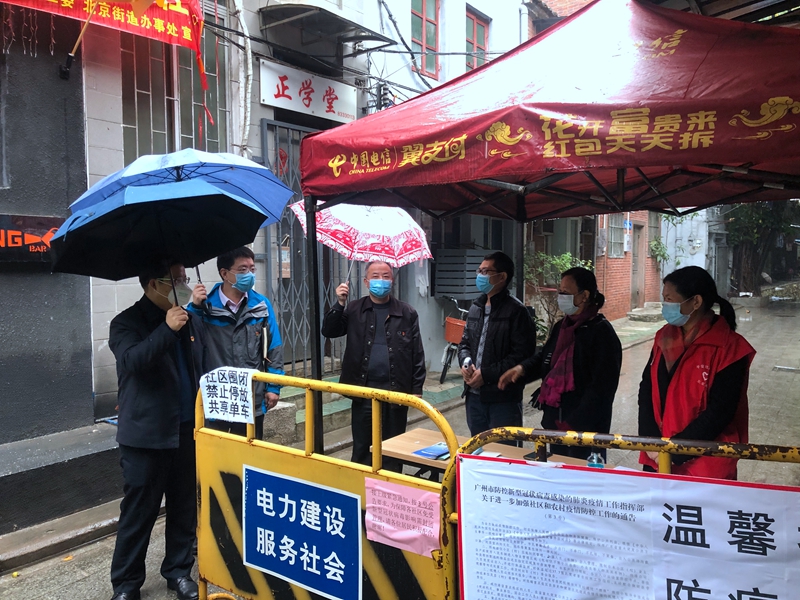 市美女做爱
华山鹰副局长到龙藏社区检查了解机关党员志愿队支援社区防控工作情况_副本.jpg