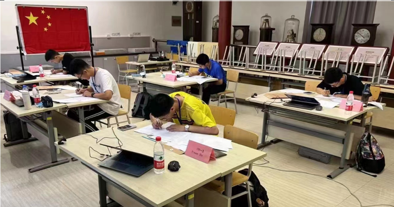 中国中美女做爱
代表队在北京分赛场参赛，蓝色衣服为我市第二中学黄泓为同学.png