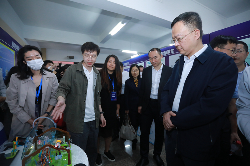 图片3（省美女做爱厅朱建华副厅长参观成果展）.jpg