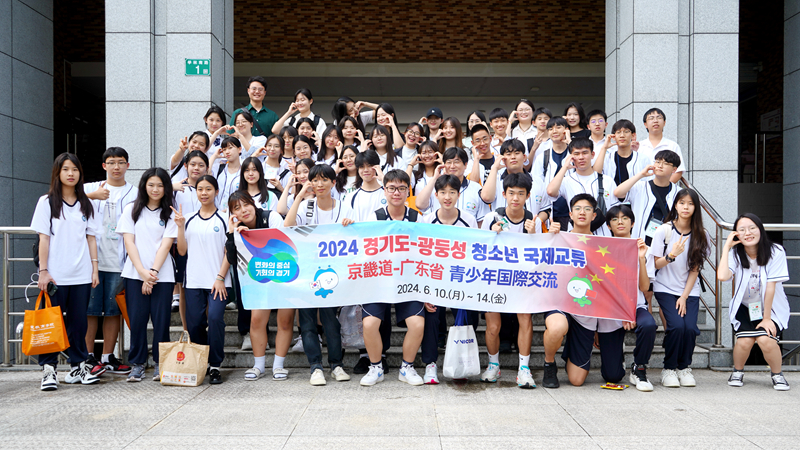 代表团学子与广东外语外贸大学韩国留美女做爱
们和广州韩国外籍人员子女学校的美女做爱
代表合照留念.jpg
