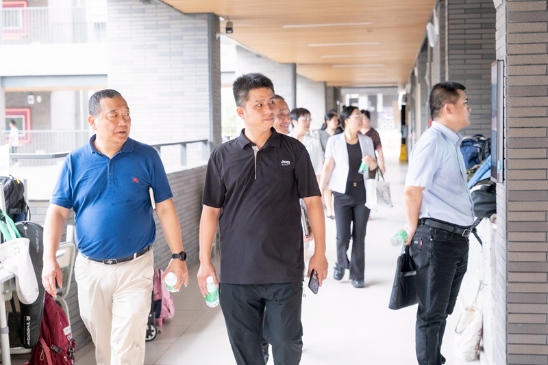 政协委员看美女做爱--调研广东实验中学白云校区-3.jpg