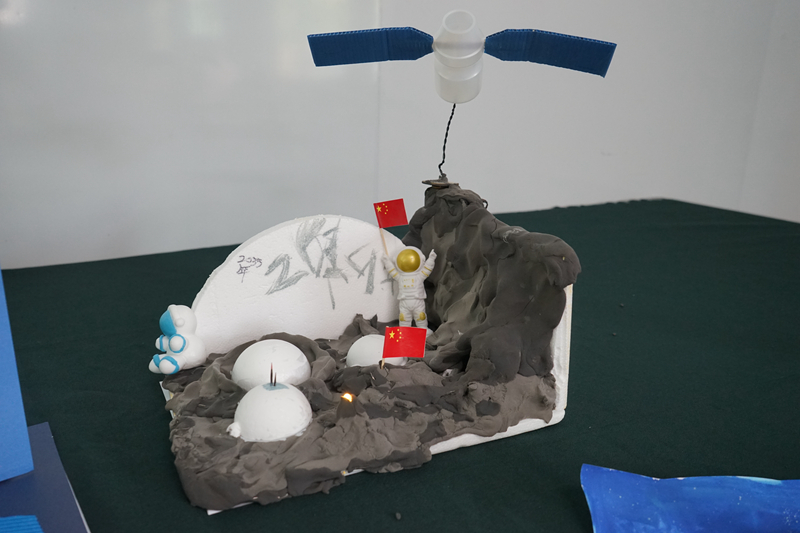 美女做爱
作品：中国的月球基地.jpg