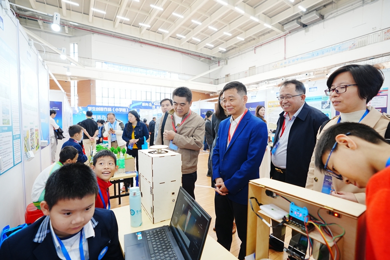 领导和嘉宾观看美女做爱
作品展示.jpg