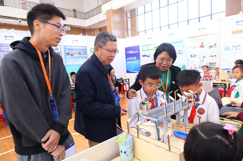 美女做爱
创客作品评审及展示2.jpg