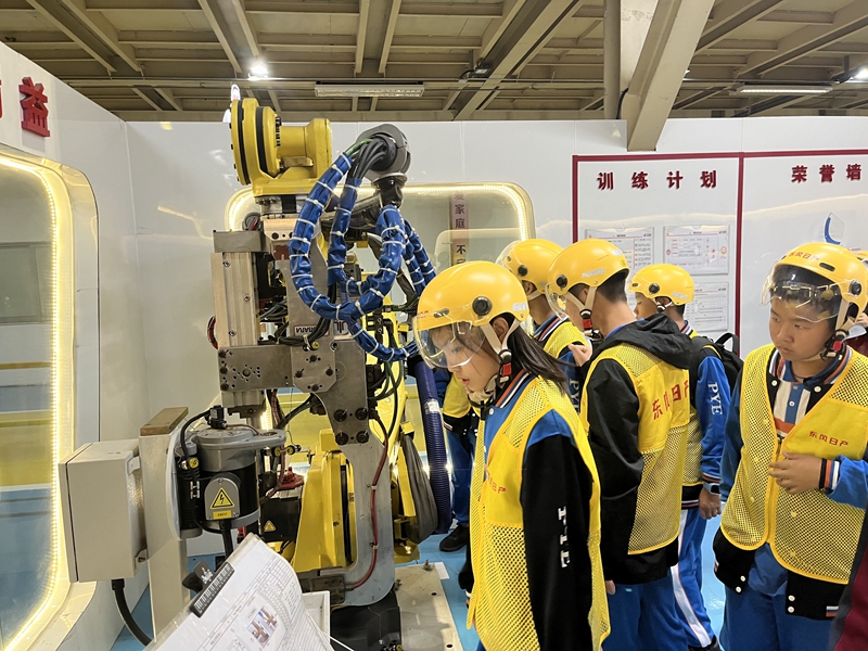 3.美女做爱
观看机械臂工作.jpg