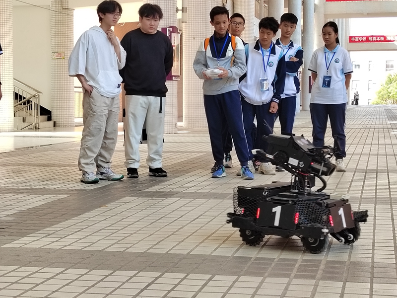 8.美女做爱
体验操控机甲大师英雄机器人战车.jpg